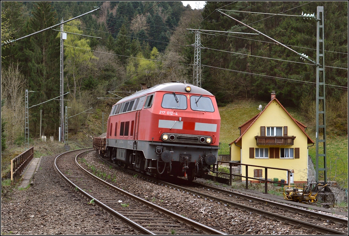217 012-4 der Pfalzbahn bei Niederwasser auf der Schwarzwaldbahn. April 2015.