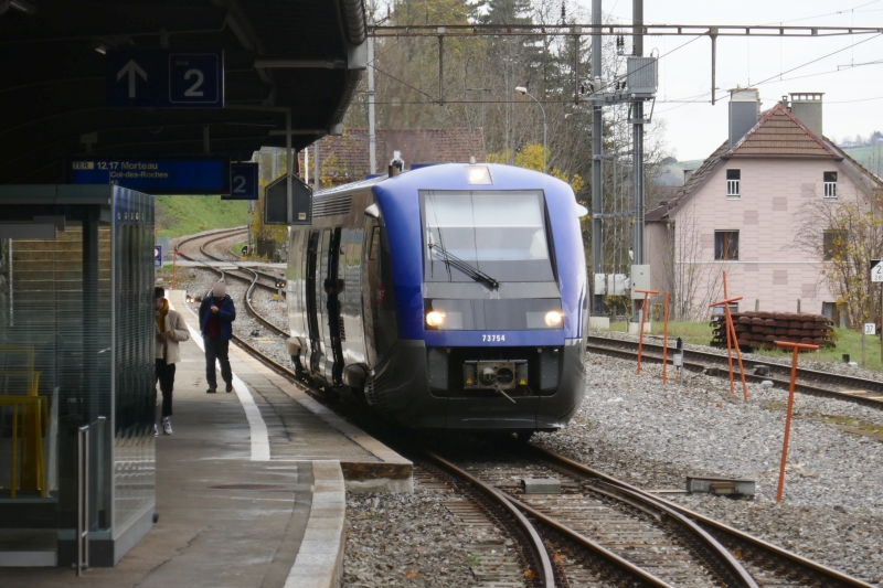 Auf der Strecke La Chaux-de-Fonds–Le Locle–Morteau werdeen Dieseltriebzge der Baureihe X 73500 eingesetzt, hier in Le Locle (Quelle Wikipedia, Bild Math5D, ICE-Treff.de)