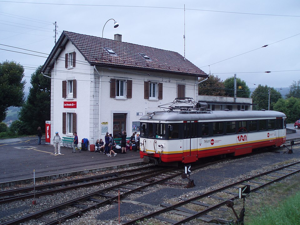 Bahnhof Les Brenets mit Triebwagen der TRN (Quelle Wikipedia, Bild J.Haller, CC BY 3.0)