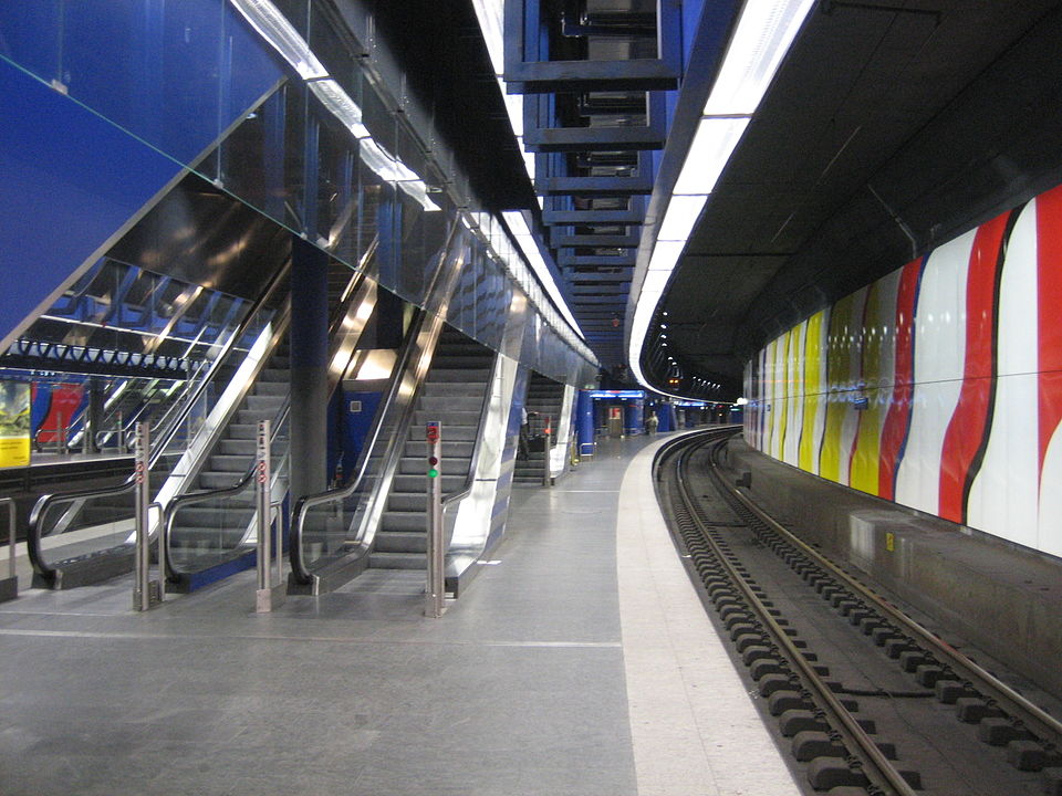 Bahnsteigbereich des Bahnhofes Zrich Flughafen (Quelle Wikipedia, Bild unbekannt, CC BY-SA 3.0)