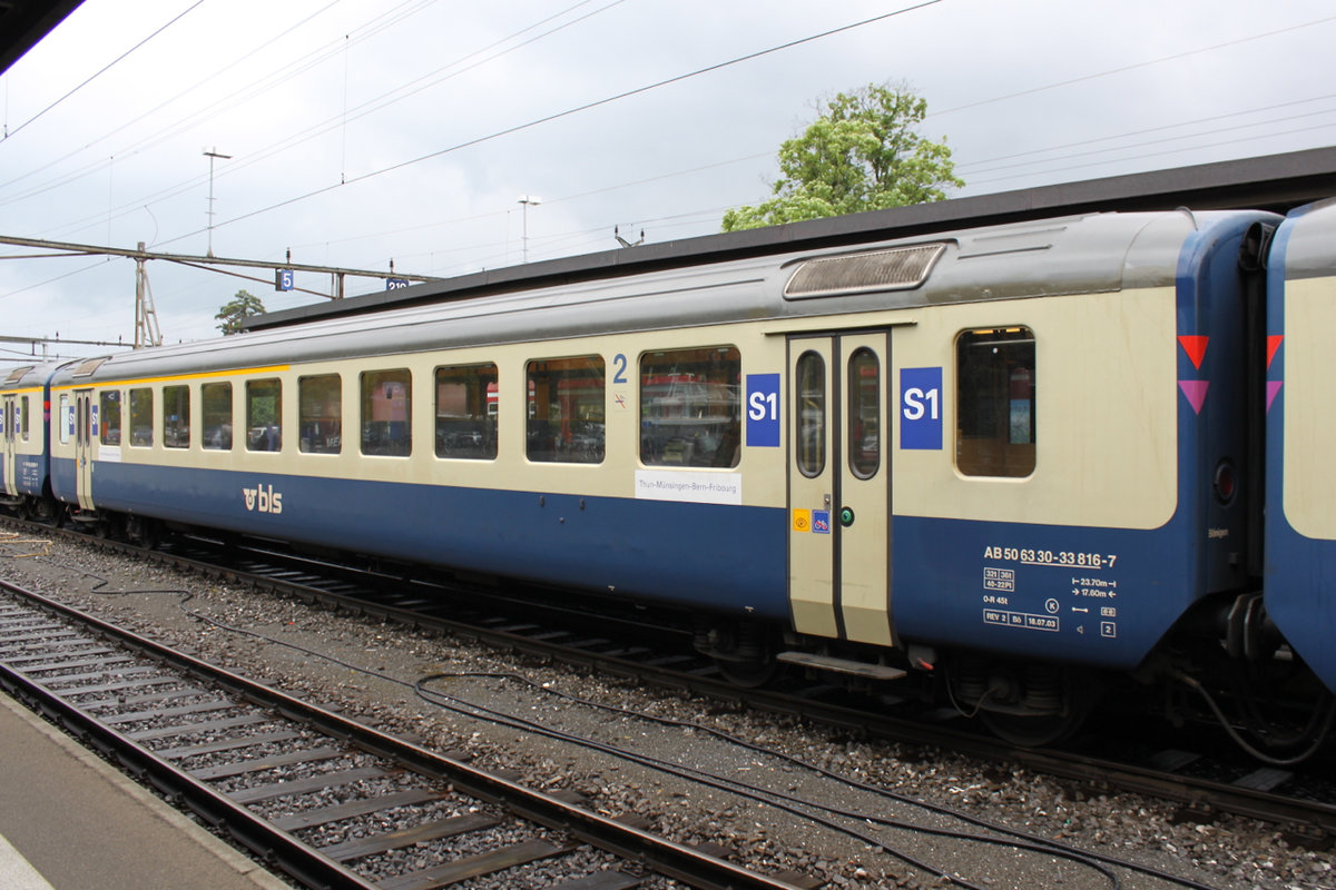 BLS AB 50 63 30-33 816-7 EW I in einem Zug der S1 nach Fribourg (Quelle Wikimedia, Bild NAC, CC BY-SA 3.0)