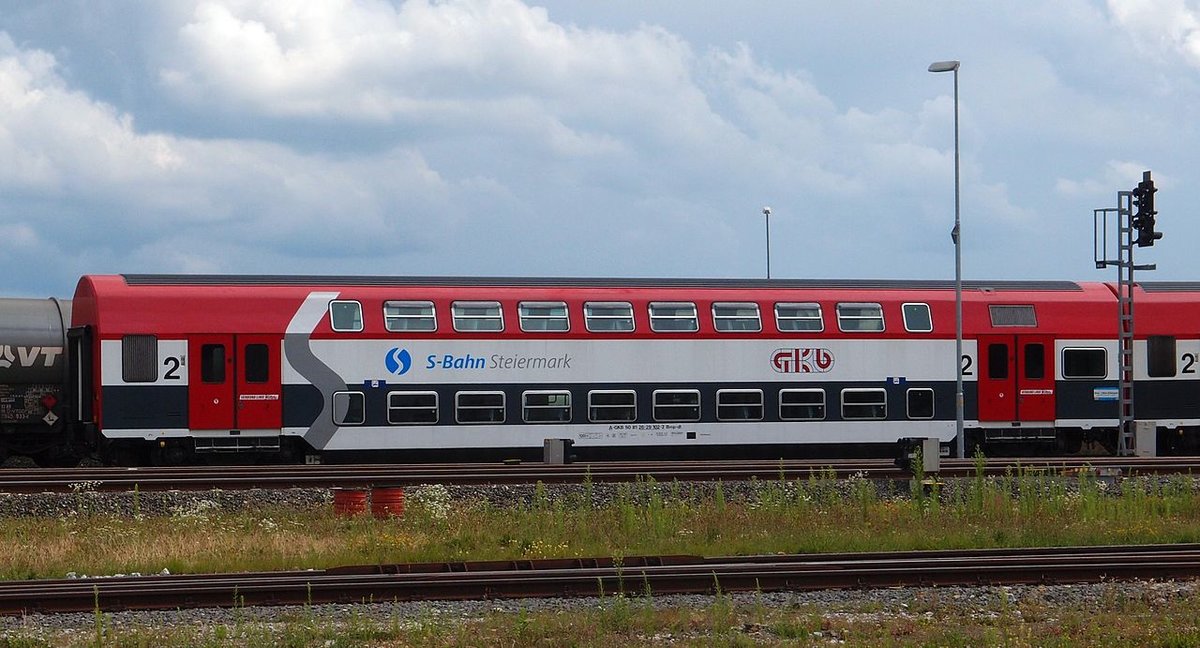 GKB 50 81 26-29 102-2 Bmp-dl Doppelstock-Mittelwagen (Quelle Wikipedia, Bild Tobias b khler, CC BY-SA 3.0)