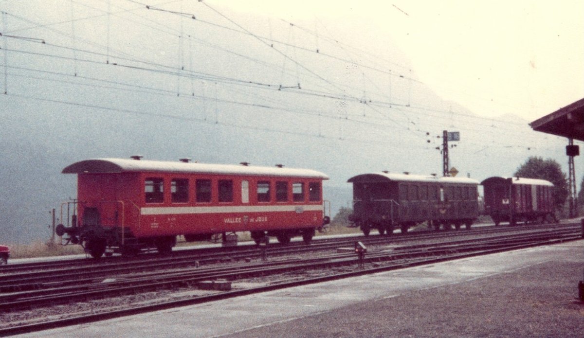 PBr Bi 475 (Mitte) und Bi 476 (links, in oranger VST-Einheitslackierung) (Quelle Wikipedia, Bild J.J.Smit, CC BY-SA 4.0)