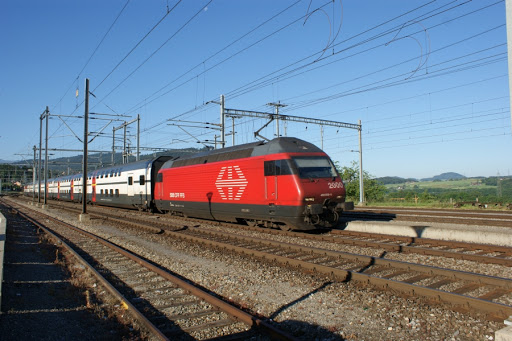 Re 460 mit Zug im Bahnhof Palézieux (Bild chriguseisenbahnseiten.ch)