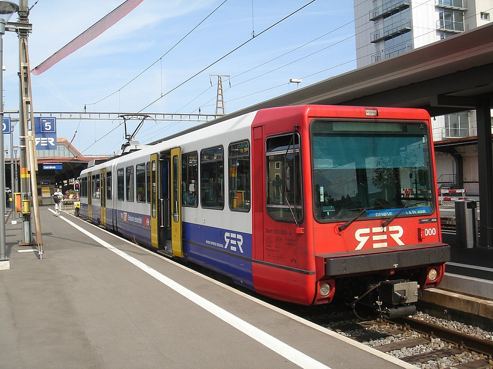 SBB Bem 550 000 mit dem RER-Signet am Kopfgleis im Genfer Hauptbahnhof Cornavin (Quelle Wikipedia, Bild Markus Giger, CC BY-SA 2.5 ch)