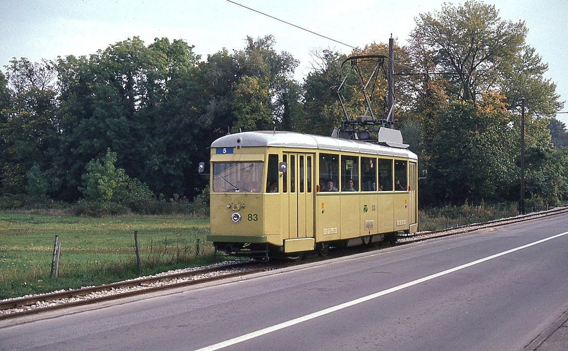 Standardwagen 83 der Strassenbahn Neuenburg am Abzweig nach Cortaillod (Quelle Wikipedia, Bild Alain Gavillet, CC BY 2.0)