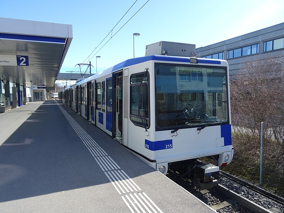 TL Bem 4/6 215 der Stadtbahn Lausanne in der Station l'EPFL (Quelle Wikipedia, Bild Remontees, CC BY-SA 4.0)