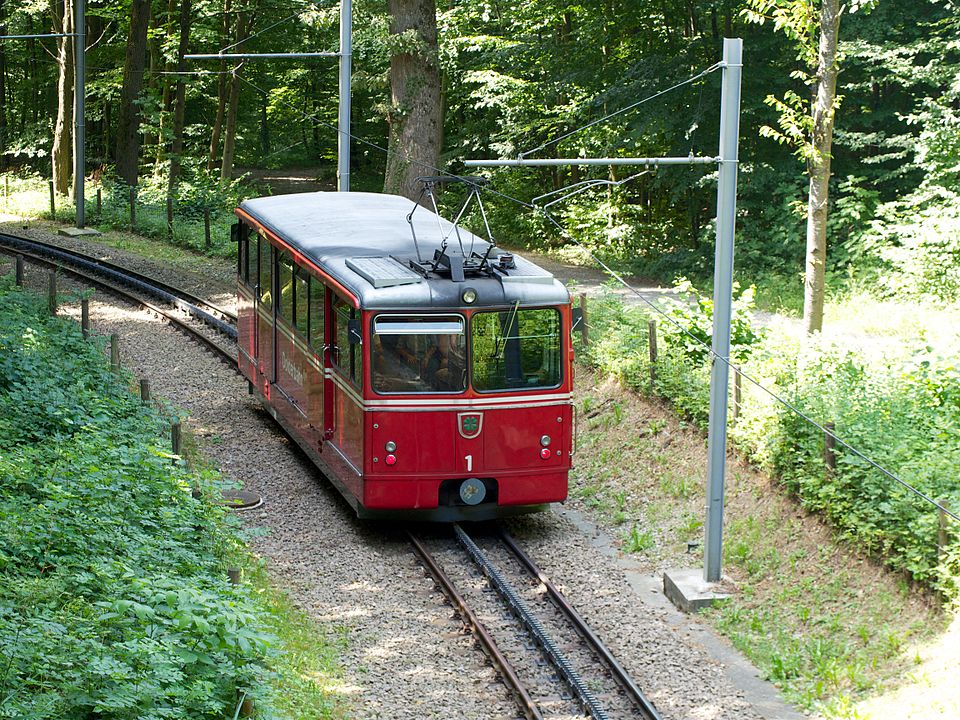 VBZ Bhe 1/2 1 in Zürich (Quelle Wikipedia, Bild Sputniktilt, CC BY-SA 3.0)