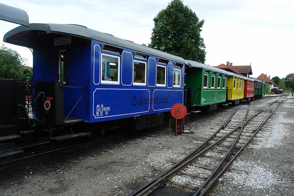 Wagen des  Flacherlzug  der Stainzer Museumsbahn. Vorne der blaue Bi 31 des Club 760, ein Spantenwagen mit Haubendach.