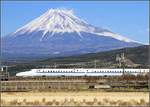 Shinkansen N700 vor Fujiama.