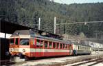 schweizerische-suedostbahn-sob/699395/sob-triebwagen-abe-44-12-in-vst-einheitslackierung SOB-Triebwagen ABe 4/4 12 in VST-Einheitslackierung in Biberbrugg (Quelle Wikipedia, Bild J.J.Smit, CC BY-SA 4.0)