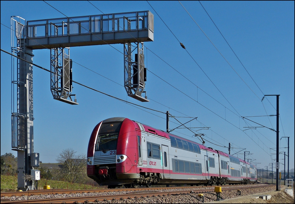 . Bei herrlichem Fr�hlingswetter haben wir heute einen Ausflug in den tiefsten S�den des Gro�herzogtums gemacht und die Strecke Luxembourg - P�tange (Ligne 70) besucht, die vor Kurzem zweigleisig ausgebaut wurde. In Dippach konnte ich den Triebzug Z 2223 bildlich festhalten, der als RE 86556 von Luxemburg Stadt nach Longwy (F) unterwegs war. 04.03.2013 (Jeanny)