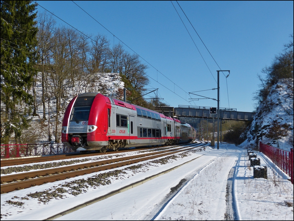 . Der IR 3714 Luxembourg - Troisvierges bestand am 13.03.2013 aus den beiden gekuppelten Triebz�gen Z 2209 und Z 2206 und erreichte den Bahnhof von Wilwerwiltz mit 15 Mintuen Versp�tung. (Hans)