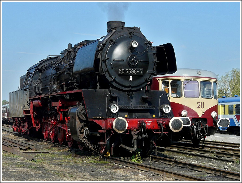 . Die 50 3696-7 stand am 27.09.2009 neben dem CFL Westwaggon im Museumsbahnhof von Mariembourg. Sie wurde 1939 von Krupp als 50 193 unter Fabrik-Nr. 2059 gebaut, 1961 Umbau und Reko im Raw Stendal, 1990 erfolgte noch ein Kesseleinbau von der 50 3606  im Raw Halberstadt. Den Tender (2`2`T26) bekamm die Lok 1971 im Raw Stendal von 50 3671 aagekuppelt. Die Ausmusterung bei der DB 1992. 
Seit 1994 ist sie nun beim Museumsverein CFV3V in Belgien. (Jeanny)