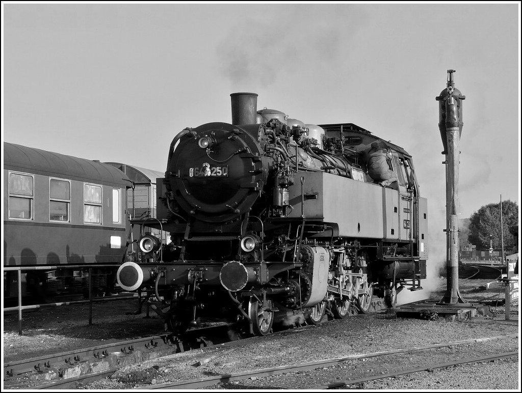 . Die Dampflok 64 250 kommt am 27.09.2009 zum Wasserfassen in Mariembourg. 64 250 (BJ 1933) ist eine deutsche Lok (Bubikopf) der Firma Henschel aus Kassel und geh�rt einem Mitglied des Vereins CFV3V (Chemin de fer � vapeur des trois vall�es). Sie wurde der DB als Schrotthaufen abgekauft und in 7 j�hriger Arbeit durch die Mitglieder des Vereins wieder betriebsf�hig gemacht. (Jeanny)