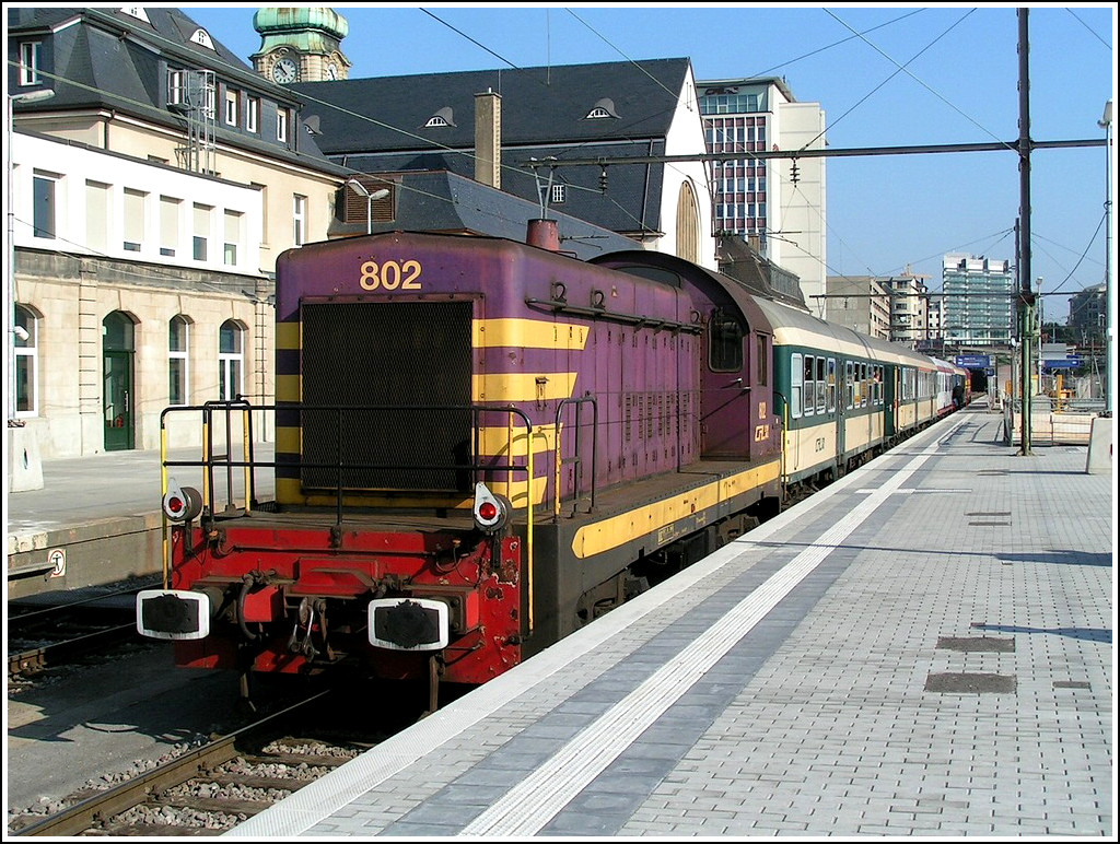 . Die Diesellok 802 steht am Ende eines Sonderzuges am 23.09.2007 im Bahnhof von Luxemburg Stadt anl�sslich der Veranstaltung  Classic Transport Day . (Hans)

Die CFL Baureihe 800 ist an den General Motors Exporttyp G8 angelehnt und ist die interessanteste, weil in Europa einzigartige Diesellokbaureihe. Vorbild der Exportlok war eine in den vierziger Jahren in den USA entwickelte Rangierlok mit 750 PS-Motorleistung. AFB (Anglo-Franco-Belge des Ateliers de la Croy�re) war der einzige Lizenznehmer f�r die US-Lok in Europa und lieferte 1954 mit der Fabriknummer 114-119 sechs Lokomotiven an die CFL aus. 

Die robusten Maschinen bew�hrten sich im schweren Rangierdienst in Esch/Belval und Bettembourg. Sie waren auch im Raum Luxembourg im Verschub zu beobachten. Die 802 k�nnte noch immer in Betrieb sein, die 806 ist in Belgien beim Museumsverein PFT/TSP und die 804 wird als Museumslok in Luxemburg restauriert. 