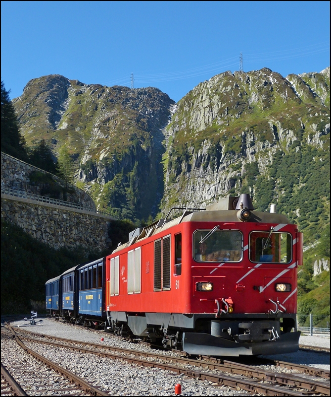 - Dieselpower bei der DFB - Am 16.09.2012 gab es in Gletsch nicht nur Dampfloks zu bewundern, sondern auch die Diesellok HGm 4/4 N� 61, welche unseren Zug von Oberwald nach Gletsch gezogen hat. 1967 kaufte die Furka-Oberalp-Bahn 2 Dieselloks des Typs HGm 4/4. Sie waren bis zur Er�ffnung des Furka-Basistunnels im Jahre 1982 haupts�chlich im Fr�hling f�r die Wiederinstandstellung der Furka-Bergstrecke im Einsatz. Seit die Furka-Bergstrecke wieder durchgehend befahrbar ist mietet der DFB jeweils im Sommer eine HGm 4/4 f�r die F�hrung der historischen Z�ge �ber die Bergstrecke. (Jeanny)