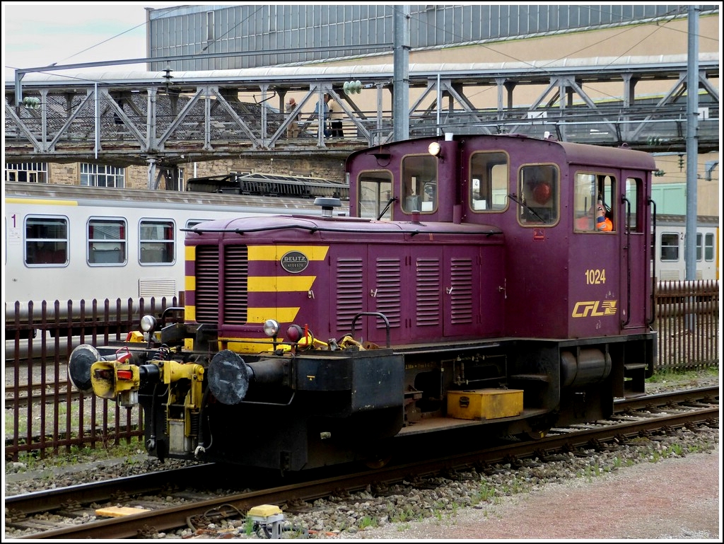 . Ein Dinosaurier, die 1024, begegnete mir am 30.04.2012 im Bahnhof von Luxemburg. (Jeanny) 

F�r den Einsatz von Arbeitsz�gen lieferte Deutz zwischen 1953 und 1957 vier zweiachsige Dieselloks des Typs A8 L614 mit einer Leistung von 130 PS an die CFL. Die Kleinloks der S�rie 1020 sind mit einem Strecken- und Rangiergang ausger�stet, der 53 bzw. 24 km/h H�chstgeschwindigkeit erlaubt.