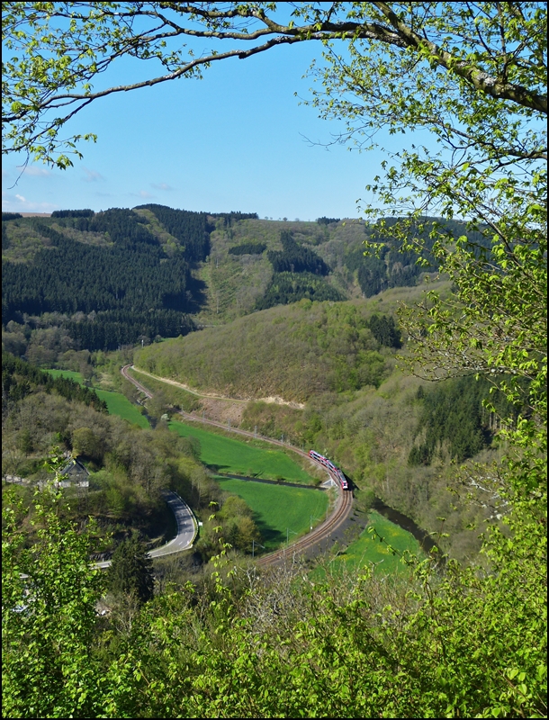 . Ein Fr�hlingsbild, aber ist es auch ein Bahnbild? -

Vom Aussichtspunkt Spatzlee (370 m) in Kautenbach sieht man tief hinein ins Tal der Wiltz und man kann die Computermaus beobachten, die als RB 3235 Wiltz - Luxembourg dem Bahnhof von Kautenbach entgegen strebt. 05.05.2013 (Jeanny) 