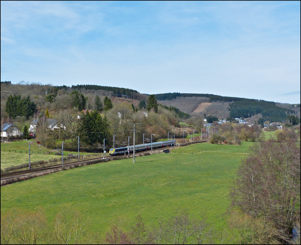 . Endlich Fr�hling - Die 3020 zieht am 14.04.2013 den IR 115 Liers - Luxembourg �ber die kurvenreiche Strecke im schon leicht gr�nenden Tal der Clerve zwischen Enscherange und Wilwerwiltz und wird in K�rze den Bahnhof von Wilwerwiltz erreichen. (Jeanny)