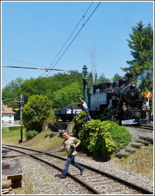 - Erwischt - In Chaulin huscht ein BB Fotograf �ber die Gleise der Museumsbahn. ;-)
27.05.2012 (Hans)