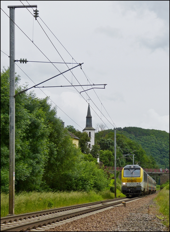 . Fotografen auf der Br�cke in Michelau - Am 15.06.2013 wurde dem IR 116 Luxembourg - Liers eine ganze Menge Aufmerksamkeit in Michelau entgegengebracht. (Hans)

Diese Aufnahme zeigt den Gegenzug an derselben Stelle, wie das vorherige Bild.
