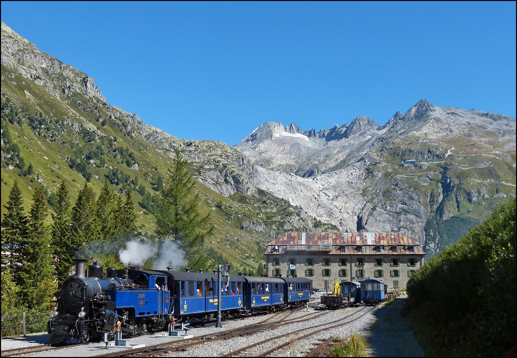 - Gletsch 2012 - Ankunft des DFB Dampfzuges am 16.09.2012 in Gletsch vor der Kulisse des Rh�ne Gletschers oder vor dem was noch davon �brig ist. (Jeanny)