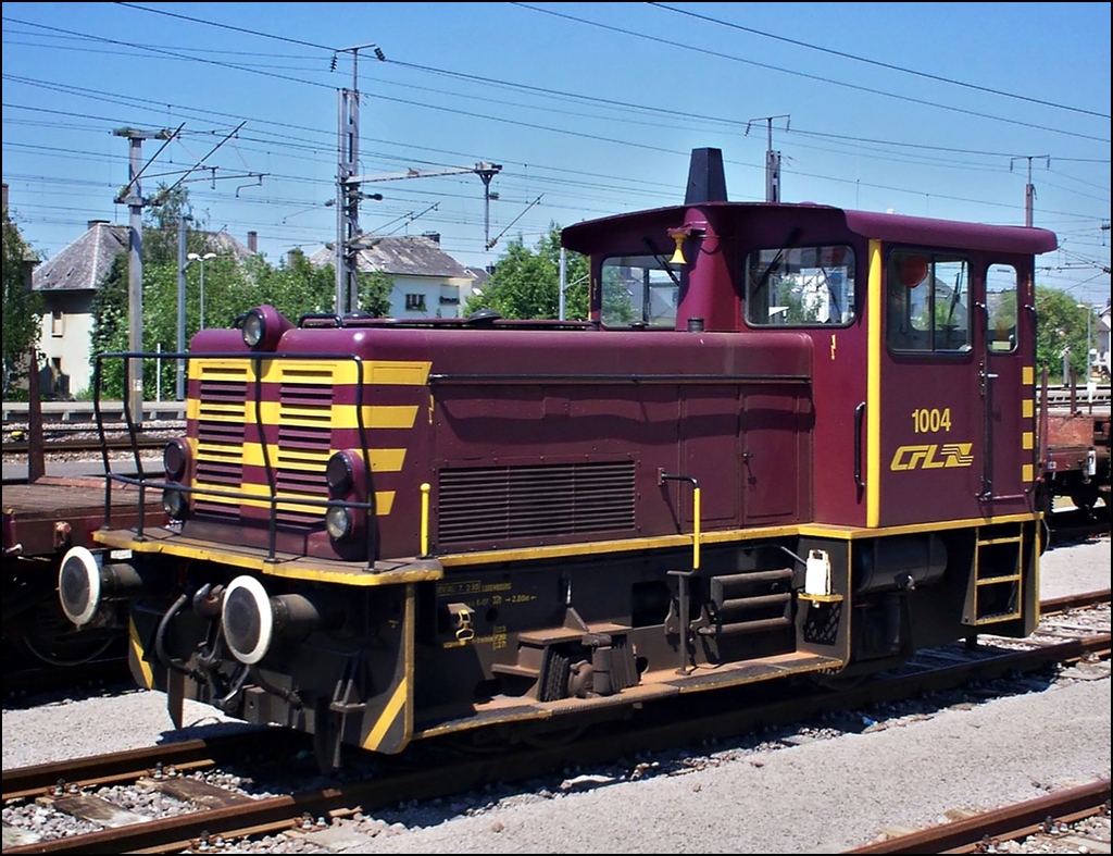. Jung-Loks in Luxemburg – Am 15.04.1970 erhielt Jung/Jungenthal den offiziellen Auftrag zur Lieferung von 4 Lokomitiven des Typs RC 25 B an die CFL. Der St�ckpreis belief sich auf 220.000 DM. 

N�here Informationen zu den Loks des Typs RC 25 B: 
1435 mm Spurweite, 32 t Dienstgewicht, zweiachsig, mit Kardanantrieb, mit lufftgek�hltem KHD-Viertakt-Zw�lfzylinder-Dieselmotor des Typs F 12 L 413 mit einer eingestellten Leistung von 250 PS bei 2150 U/m, mit Voith-Turbowendegetriebe des Typs L2r4 f�r eine Fahrgeschwindigkeit von 0 – 30 km/h im ersten und von 0 – 60 km/h im zweiten Bereich in beiden Richtungen, mit elektrischer Beleuchtung und Anlassung, mit Druckluftbremse f�r Lokomotive und Zug, sowie Handspindelbremse als Feststellbremse, mit Drucklufthorn und Druckluftsandstreuvorrichtung, mit Druckluftscheibenwischern und Scheibenentfroster.

Durch Lieferprobleme der Getriebe bei der Firma Voith, wurden die vier Maschinen erst am 09.01.1973 ausgeliefert und am 14.01.1974 erfolgte die endg�ltige Abnahme durch die CFL. Sie erhielten die Nummern 1001 bis 1004 und wurden haupts�chlich im Infrastrukturdienst eingesetzt.

Technische Daten der CFL S�rie 1000:
Achsfolge: B-dh
Hersteller : Jung
H�chstgeschwindigkeit: 30 / 60 km/h
Treibrad Durchmesser (neu): 950 mm
Dienstgewicht: 32 t (bei 2/3 Vorr�ten)
Leistung: 240 PS (176,5kW)
Mindestkurvenradius: 40 m
Kraft�bertragung: hydraulisch
Motor:
Hersteller: Deut
Bauart: F12L413
Nominelle Leistung: 184 kW
Fabriknummern:
1001 / 14138
1002 / 14139
1003 / 14140
1004 / 14141

Am 11.06.2006 genie�t die 1004 ihre wohlverdiente Sonntagsruhe im Bahnhof von Bettembourg. (Hans)

