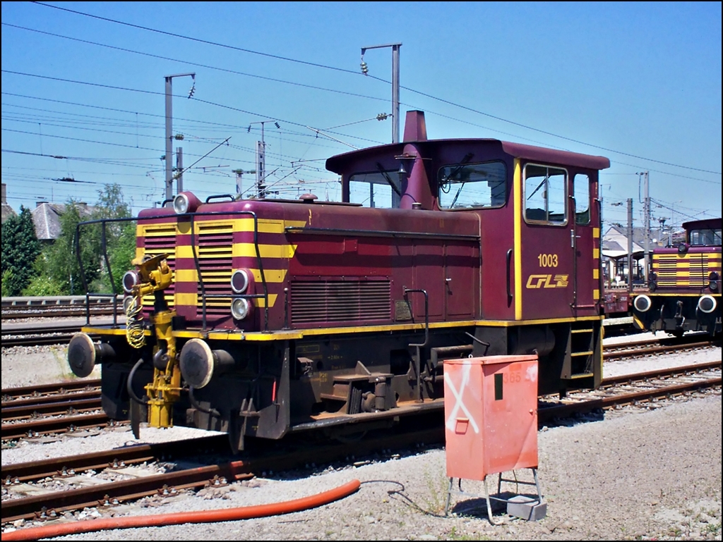 . Jung-Loks in Luxemburg – Am 15.04.1970 erhielt Jung/Jungenthal den offiziellen Auftrag zur Lieferung von 4 Lokomitiven des Typs RC 25 B an die CFL. Der St�ckpreis belief sich auf 220.000 DM. 

N�here Informationen zu den Loks des Typs RC 25 B: 
1435 mm Spurweite, 32 t Dienstgewicht, zweiachsig, mit Kardanantrieb, mit lufftgek�hltem KHD-Viertakt-Zw�lfzylinder-Dieselmotor des Typs F 12 L 413 mit einer eingestellten Leistung von 250 PS bei 2150 U/m, mit Voith-Turbowendegetriebe des Typs L2r4 f�r eine Fahrgeschwindigkeit von 0 – 30 km/h im ersten und von 0 – 60 km/h im zweiten Bereich in beiden Richtungen, mit elektrischer Beleuchtung und Anlassung, mit Druckluftbremse f�r Lokomotive und Zug, sowie Handspindelbremse als Feststellbremse, mit Drucklufthorn und Druckluftsandstreuvorrichtung, mit Druckluftscheibenwischern und Scheibenentfroster.

Durch Lieferprobleme der Getriebe bei der Firma Voith, wurden die vier Maschinen erst am 09.01.1973 ausgeliefert und am 14.01.1974 erfolgte die endg�ltige Abnahme durch die CFL. Sie erhielten die Nummern 1001 bis 1004 und wurden haupts�chlich im Infrastrukturdienst eingesetzt.

Technische Daten der CFL S�rie 1000:
Achsfolge: B-dh
Hersteller : Jung
H�chstgeschwindigkeit: 30 / 60 km/h
Treibrad Durchmesser (neu): 950 mm
Dienstgewicht: 32 t (bei 2/3 Vorr�ten)
Leistung: 240 PS (176,5kW)
Mindestkurvenradius: 40 m
Kraft�bertragung: hydraulisch
Motor: 
Hersteller: Deutz
Bauart: F12L413
Nominelle Leistung: 184 kW
Fabriknummern: 
1001 / 14138
1002 / 14139
1003 / 14140
1004 / 14141

Leider durch den unsch�nen  Kasten  etwas verdeckt, konnte ich am 11.06.2006 die 1003 im Bahnhof von Bettembourg ablichten. (Hans)