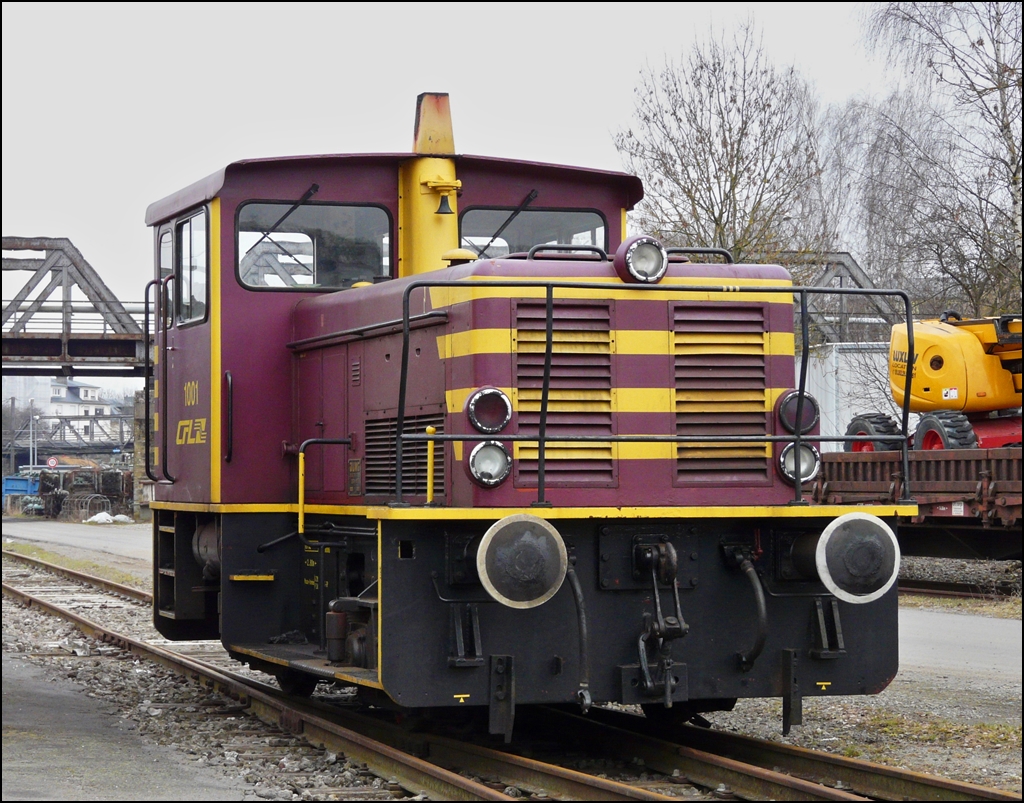 . Jung-Loks in Luxemburg – Am 15.04.1970 erhielt Jung/Jungenthal den offiziellen Auftrag zur Lieferung von 4 Lokomitiven des Typs RC 25 B an die CFL. Der St�ckpreis belief sich auf 220.000 DM. 

N�here Informationen zu den Loks des Typs RC 25 B: 
1435 mm Spurweite, 32 t Dienstgewicht, zweiachsig, mit Kardanantrieb, mit lufftgek�hltem KHD-Viertakt-Zw�lfzylinder-Dieselmotor des Typs F 12 L 413 mit einer eingestellten Leistung von 250 PS bei 2150 U/m, mit Voith-Turbowendegetriebe des Typs L2r4 f�r eine Fahrgeschwindigkeit von 0 – 30 km/h im ersten und von 0 – 60 km/h im zweiten Bereich in beiden Richtungen, mit elektrischer Beleuchtung und Anlassung, mit Druckluftbremse f�r Lokomotive und Zug, sowie Handspindelbremse als Feststellbremse, mit Drucklufthorn und Druckluftsandstreuvorrichtung, mit Druckluftscheibenwischern und Scheibenentfroster.

Durch Lieferprobleme der Getriebe bei der Firma Voith, wurden die vier Maschinen erst am 09.01.1973 ausgeliefert und am 14.01.1974 erfolgte die endg�ltige Abnahme durch die CFL. Sie erhielten die Nummern 1001 bis 1004 und wurden haupts�chlich im Infrastrukturdienst eingesetzt.

Technische Daten der CFL S�rie 1000:
Achsfolge: B-dh
Hersteller : Jung
H�chstgeschwindigkeit: 30 / 60 km/h
Treibrad Durchmesser (neu): 950 mm
Dienstgewicht: 32 t (bei 2/3 Vorr�ten)
Leistung: 240 PS (176,5kW)
Mindestkurvenradius: 40 m
Kraft�bertragung: hydraulisch
Motor: 
Hersteller: Deutz
Bauart: F12L413
Nominelle Leistung: 184 kW
Fabriknummern: 
1001 / 14138
1002 / 14139
1003 / 14140
1004 / 14141

Am 01.03.2009 war die 1001 auf einem Abstellgleis im Bahnhof von Hollerich abgestellt. (Jeanny)