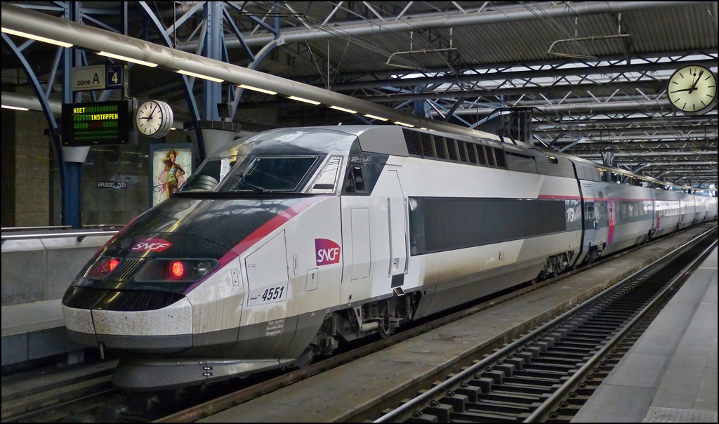 . Livr�e Carmillon - Das neue Design des TGV R�seau 4551 ist leider nicht sehr schmutzabweisend. Bruxelles Midi, 12.05.2013 (Hans)