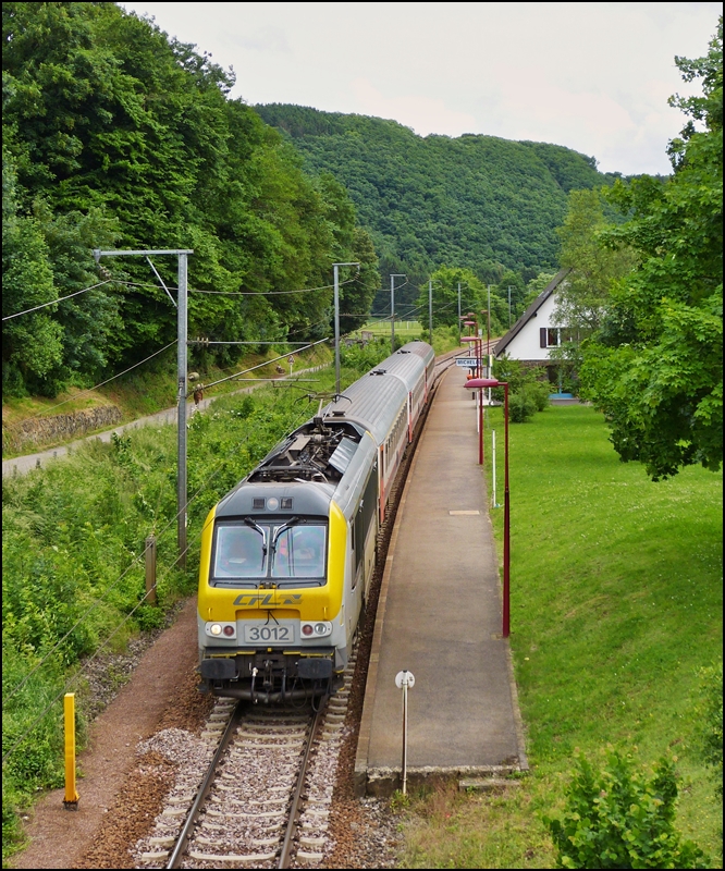 . Schiefe Masten in Michelau - Mit einem Spitzenlicht zieht die 3012 den IR 116 Luxembourg - Liers ohne Halt durch Michelau. 15.06.2013 (Jeanny)