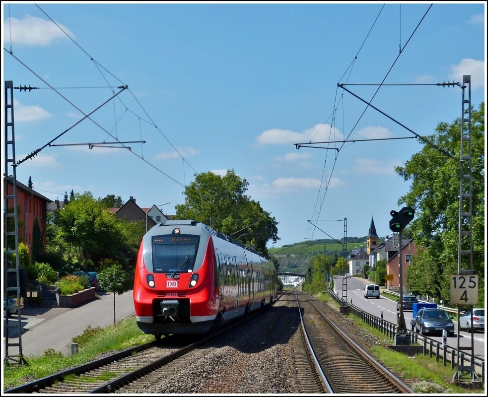 - Unerwartete Hamsterbegegnung - Am 10.08.2012 fuhr der Triebzug 442 208 v�llig �berraschend in den Bahnhof von Oberbillig ein, auf seiner Reise von Perl nach Wittlich. Oberbillig liegt an der wundersch�nen Obermoselstrecke (KBS 692) und der Fotograf stand nicht im Gleisbereich, sondern am Bahnsteig. ;-) (Hans)