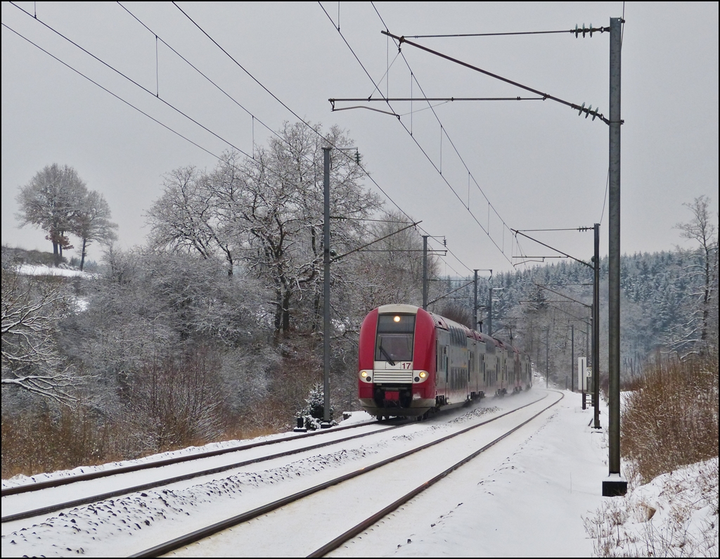 - Winter in Luxemburg - Zwei gekuppelte Triebz�ge der S�rie 2200 (2217 und 2211) brausen als IR 3741 Troisvierges - Luxembourg durch das verschneite Tal der Clerve zwischen Drauffelt und Enscherange. 22.01.2013 (Hans)