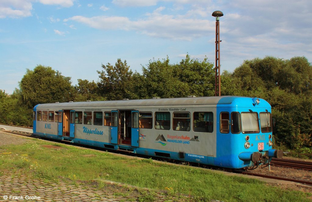   Wipperliese   Esslinger Triebwagen VT 408 wartet im Bahnhof Klostermansfeld auf seinen n�chsten Einsatz, Kreisbahn Mansfelder Land (KML), KBS 337 Helbra - Wippra, fotografiert am 03.08.2012 --> Der Triebwagen wurde 1955 in der Maschinenfabrik Esslingen mit der Fabr.Nr. 25000 gebaut und ab 1958 bis zur Ausmusterung 1989 als VT 102 bei der Frankfurt - K�nigsteiner Eisenbahn FKE eingesetzt. Weiterer Verbleib: 1989 bis 1993 W�rtembergische Eisenbahngesellschaft WEG --> 1993 bis 1997 Erms-Neckar-Bahn AG ENAG --> seit 1997 mit der aktuellen Reg.-Nr. 95 80 0301011-2-D-KML bei der KML