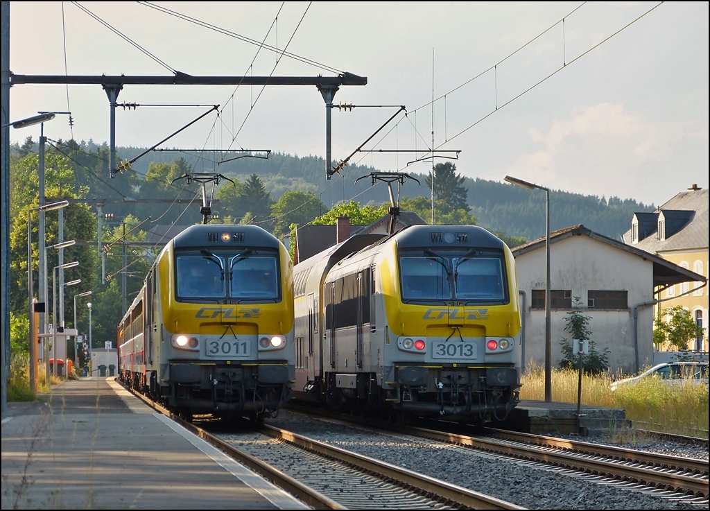 . Zugbegegnung in Wilwerwiltz - Der IR 3818 Luxembourg - Gouvy (3013) erreichte am 25.07.2013 den Bahnhof von Wilwerwiltz mit leichter Versp�tung, deshalb musste der IR 120 Liers - Luxembourg (3011) dort warten, da kurz hinter Wilwerwiltz ein eingleisiger Abschnitt der Nordstrecke beginnt. (Jeanny)