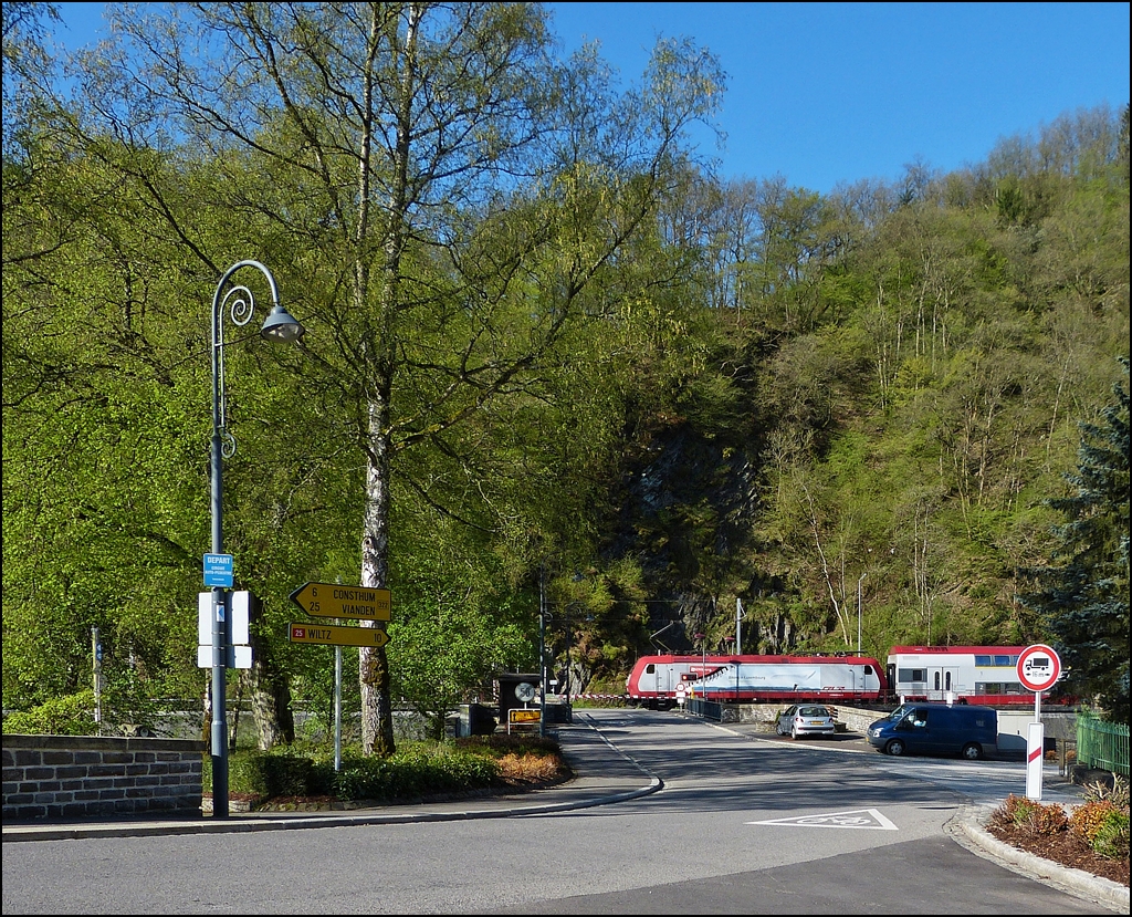 . Zwei Fotografen, eine Bildidee - Weniger Autos am Bahn�bergang und weniger H�user, daf�r aber mit mehr Gr�n, hatten zwei Fotografen weit voneinander entfernt fast dieselbe Bildidee. ;-) 

Die RB 3234 Wiltz - Luxembourg f�hrt am 05.05.2013 dem Bahnhof von Kautenbach entegegen. (Jeanny)