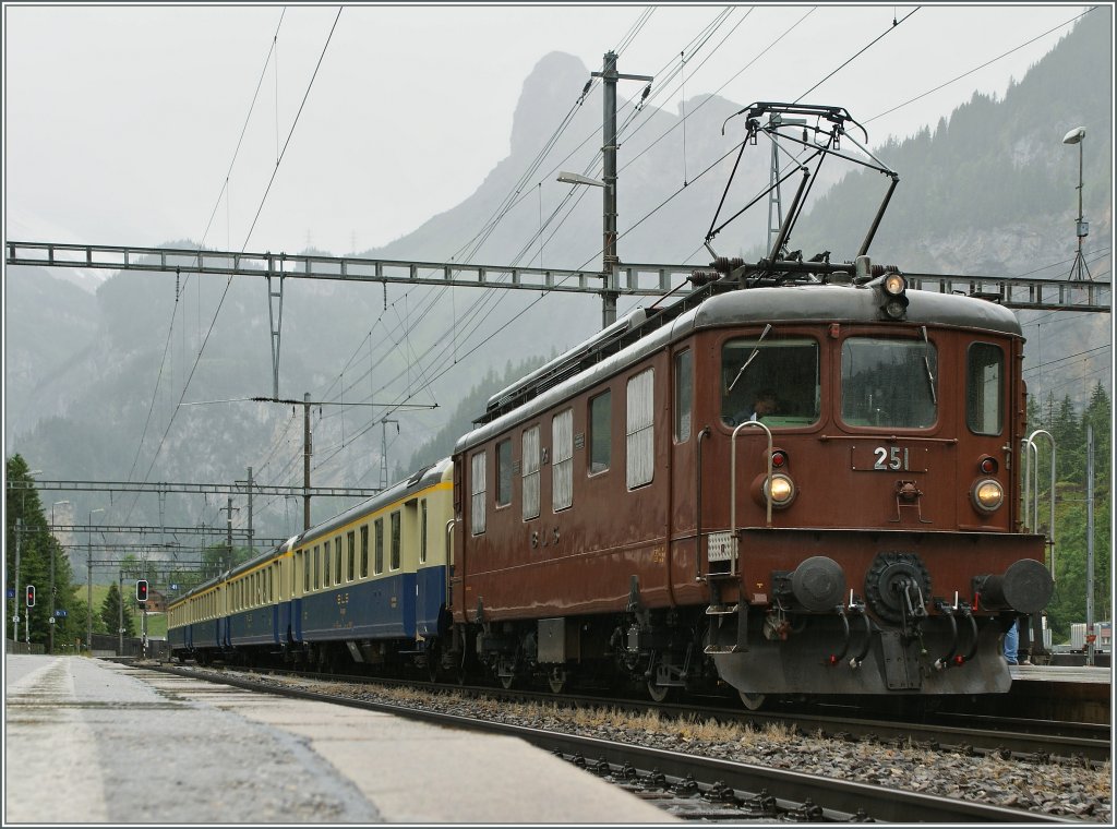 100 Jahre BLS: Erstklsssig: Ae 4/4 251 mit einem BLS EW I Zug in Kandersteg.
29. Juni 2013