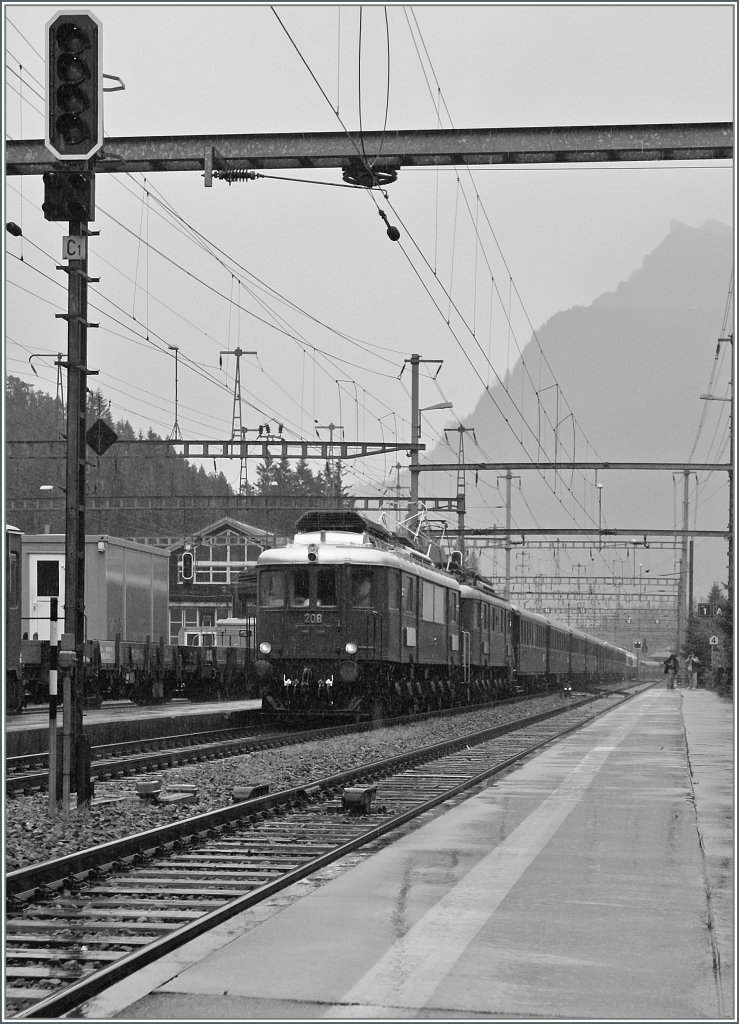 100 Jahre BLS: Morgen bei besserem Wetter ist dieses Bild nicht besser hinzubekommen, denn der Extrazug 31047 (Basel) - Frutigen - Kandersteg verkehrte nur heute am Samstag, den 29. Juni 2013 und war f�r mich der H�hepunkt des Tages: gleich zwei BLS Ae 6/8 (208 und 205) fuhren mit ihrem neun Wagenzug in Kandersteg ein. 