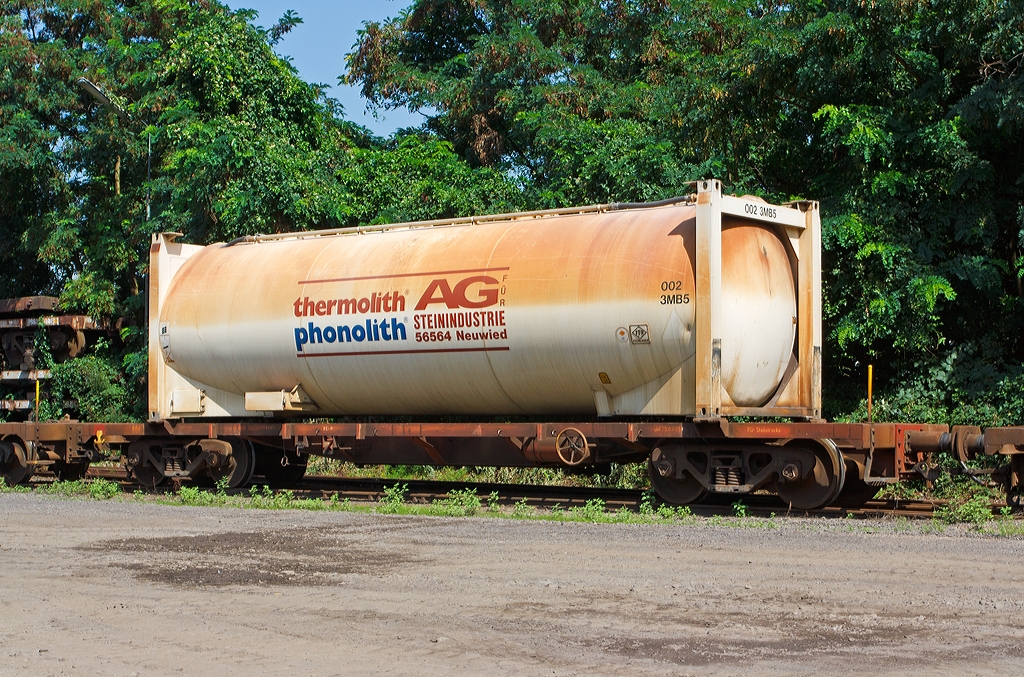 1.000mm-Schmalspur-Containerwagen der Brohltal Eisenbahn (BE) Nr. 604 (S4kk), ex. FEVE 0.074, am 18.08.2011 in Brohl-L�tzing auf der Gleisanlage.

Technische Daten:
Leergewicht: 11.000 kg
Ladegewicht: 37.000 kg
Ladebreite: 2.100 mm
Ladel�nge: 12.500 mm
L�nge �ber Puffer: 13.780 mm
Der Wagen ist f�r die Steilstrecke zugelassen.