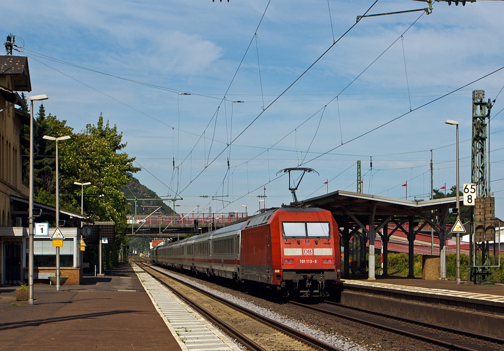 101 113-9 schiebt einen IC durch den Bahnhof Brohl am 02.09.2012 in Richtung K�ln.