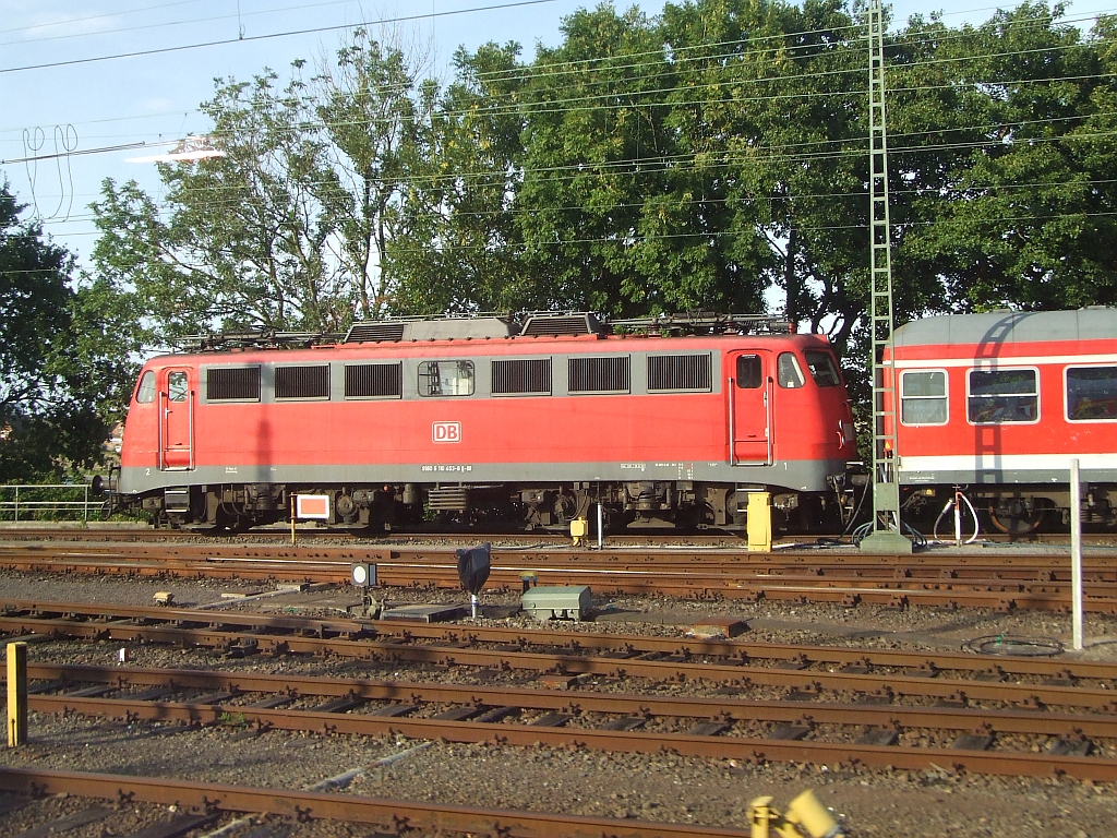 110 453-8 mit Nahverkehrszug abgestellt am 16.08.2008 im Bahnhof Norden Norddeich, aufgenomen aus fahrendem IC.
