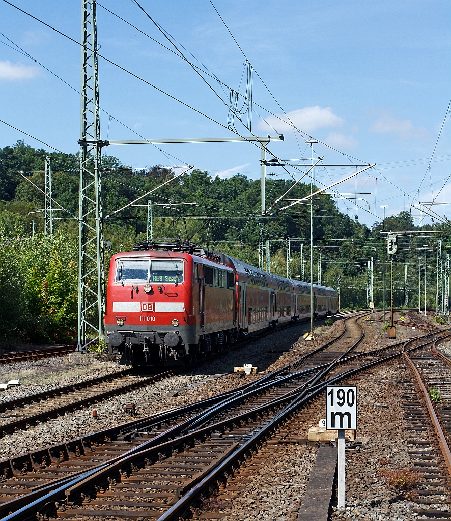 111 010 kommt mit dem RE 9 (Rhein-Sieg-Express) am 20.08.2011 K�ln und f�hrt gleich in denBf Betzdorf/Sieg.