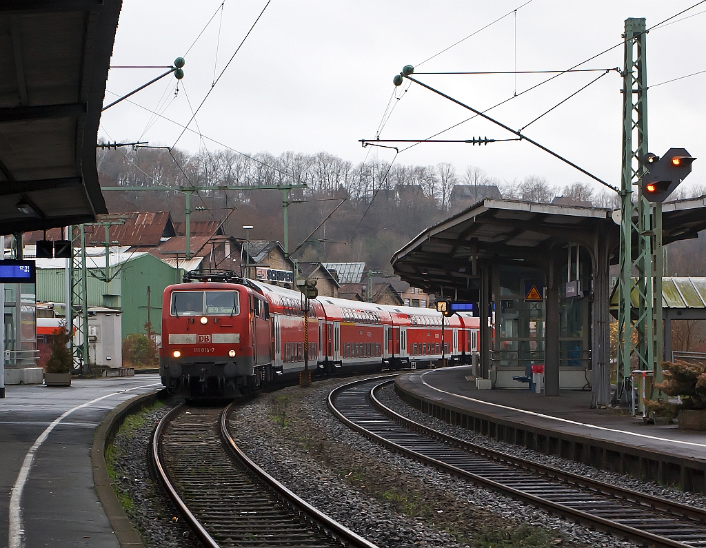 111 014-7 mit RE 9 (Rhein-Sieg-Express) Aachen - K�ln - Siegen, f�hrt am 17.12.2011 den Bahnhof Betzdorf/Sieg ein.