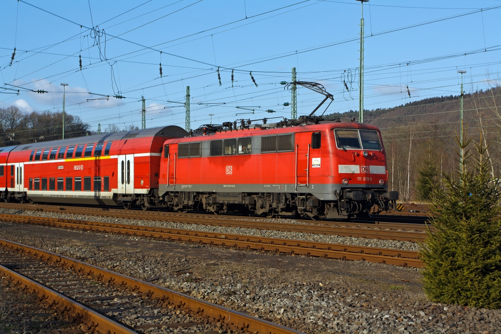 111 079-0 schiebt den RE 9 - Rhein-Sieg-Express (Siegen Hbf - Aachen Hbf) am 04.02.2011, von Betzdorf/Sieg weiter in Richtung K�ln.