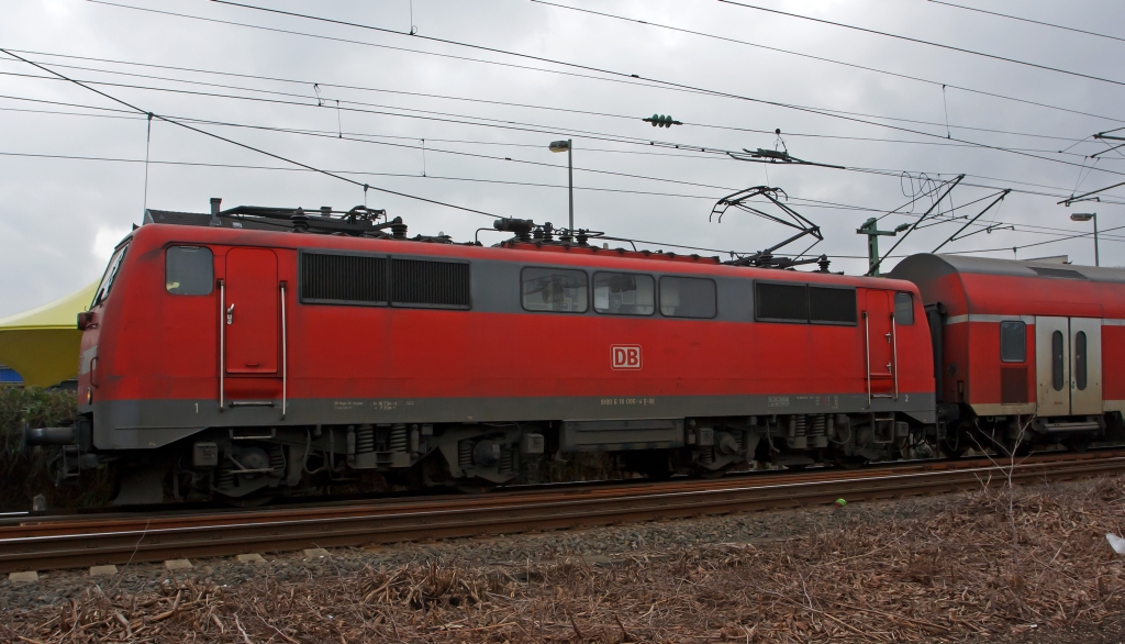 111 096-4 mit dem RE 9 (Rhein-Sieg-Express) Aachen - K�ln -Siegen, f�hrt am 04.03.2012 vom Bahnhof Betzdorf/Sieg weiter in Richtung Siegen.