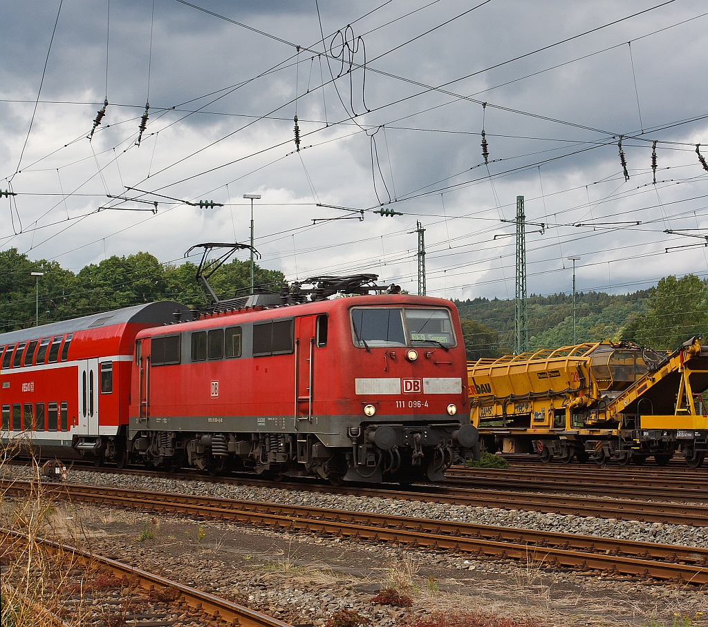 111 096-4 mit RE 9 Rhein-Sieg-Express (RSX) kurz vor der Einfahrt in den Bahnhof Betzdorf/Sieg. Der RE kommt von Aachen �ber K�ln, das Ziel ist Siegen.