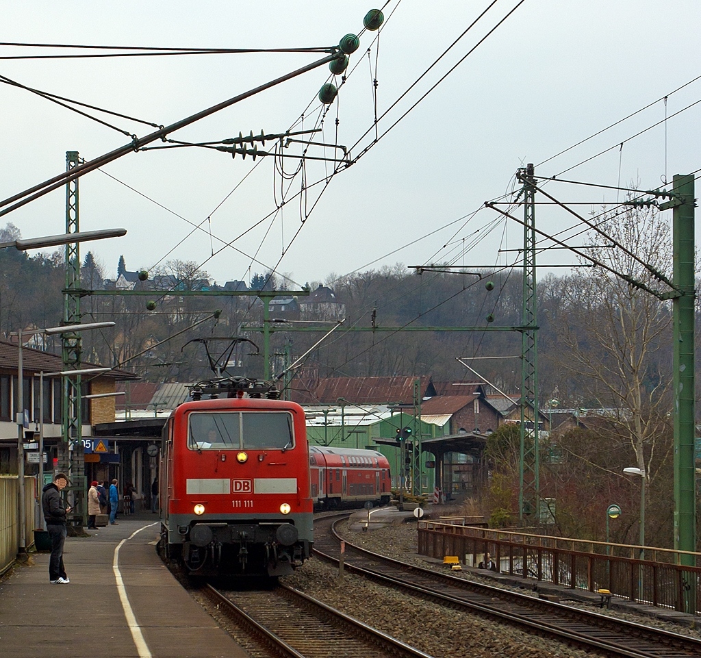 111 111-1 mit dem RE 9 (Rhein-Sieg-Express) Aachen - K�ln - Siegen (Umlauf RE 10915) am 28.03.2013 bei der Einfahrt in den Bahnhof Betzdorf/Sieg. 

Eine freudlichen Gru� nochmals an den Lokf�hrer.