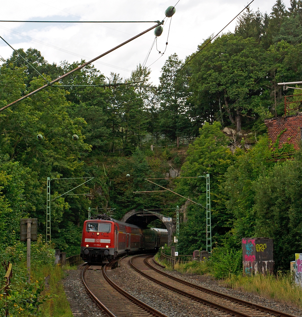 111 118-6 mit RE 9 (Rhein-Sieg-Express) Aachen - K�ln - Siegen rauscht hier am 04.08.2012 aus dem Scheuerfelder Tunnel und �berquert die Sieg. Hier in Scheuerfeld wird nicht mehr gehalten, der n�chte Halt ist Betzdorf/Sieg.