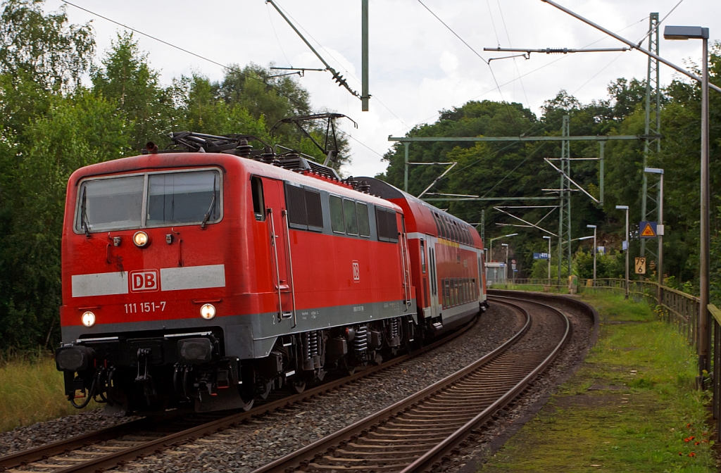 111 151-7 zieht den RE 9 (Rhein-Sieg-Express) Siegen - K�ln - Aachen, hier am 04.08.2012 durch Scheuerfeld (Sieg).